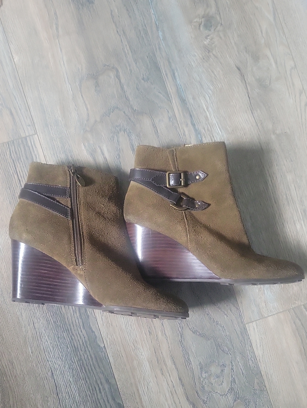Tahari Women’s Sharon Olive Suede Wedge Ankle Boots with Buckle Detail Size 7